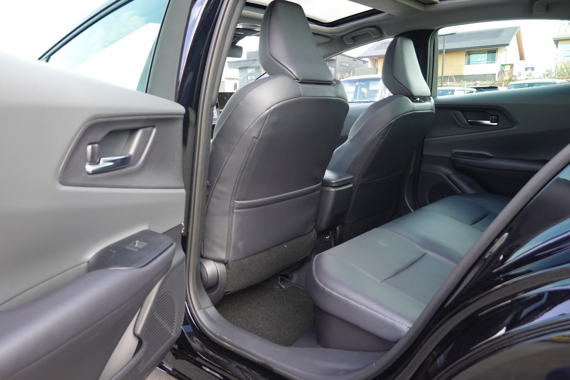 【2023】新型プリウスの内外装の特徴は？先代モデルとの違いや中古相場 | 車購入のお役立ち情報カミタケマガジン