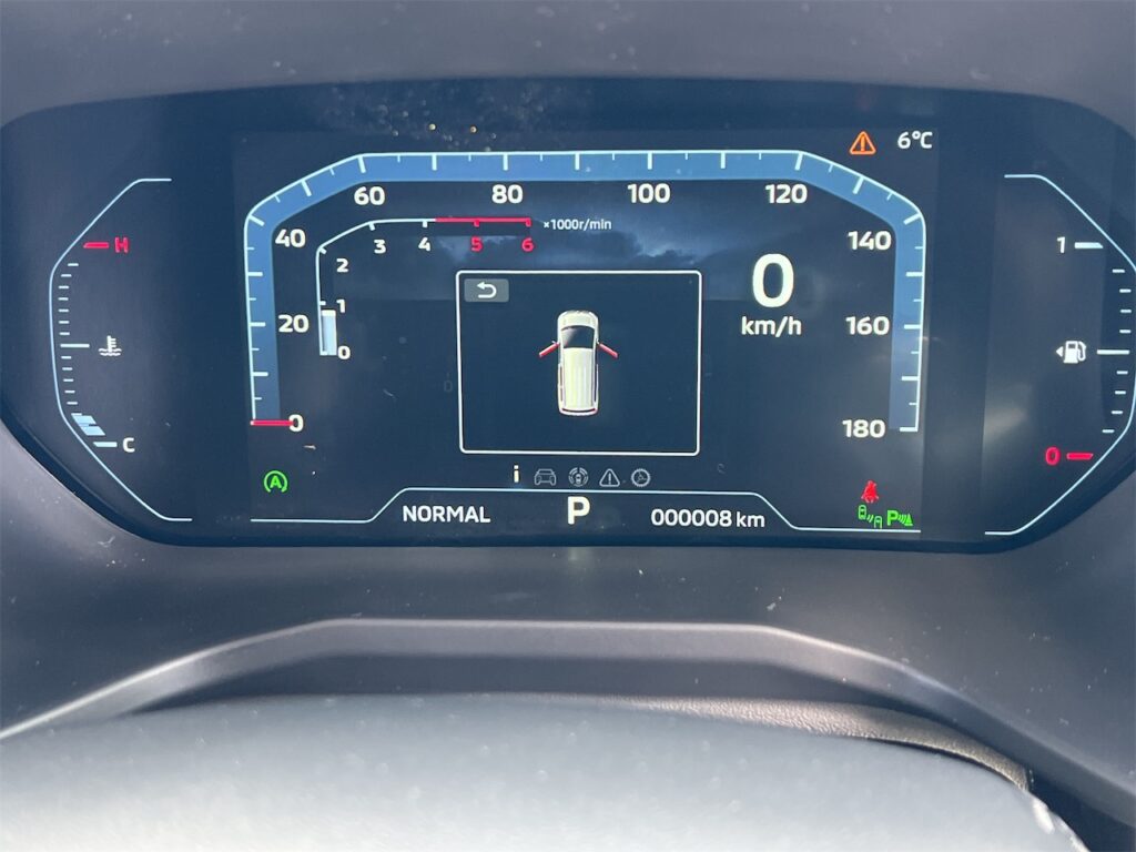 デリカD:5内装(運転席メーター液晶画面)