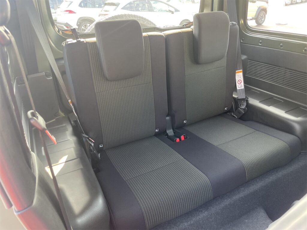 内装：後部座席