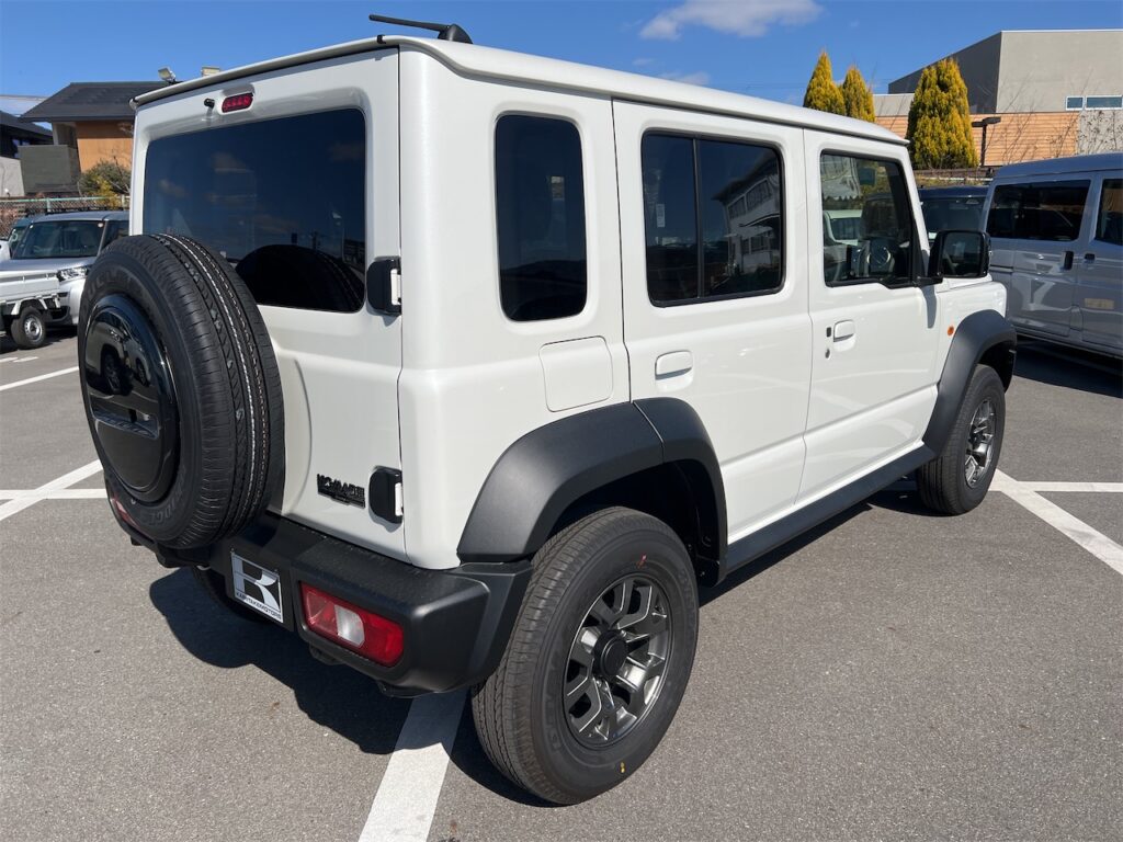 ジムニーノマド　新車外し2026/3/28納車　背面タイヤ　ブリジストン　製造日2025/8月(33週目) 2026年最新】スズキ・ジムニーノマド 受注再開!改良新型の価格