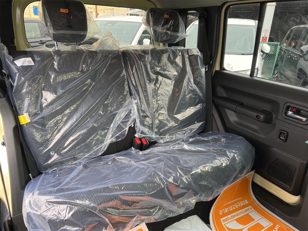 内装：後部座席