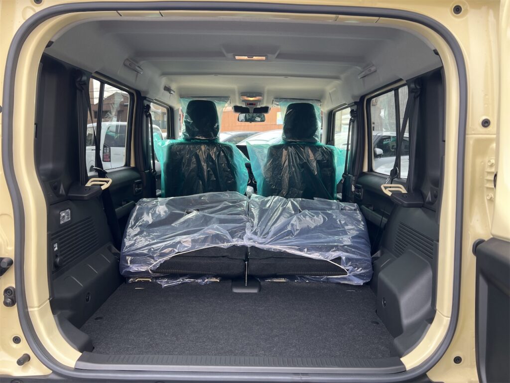 内装：ラゲージルームフラット状態