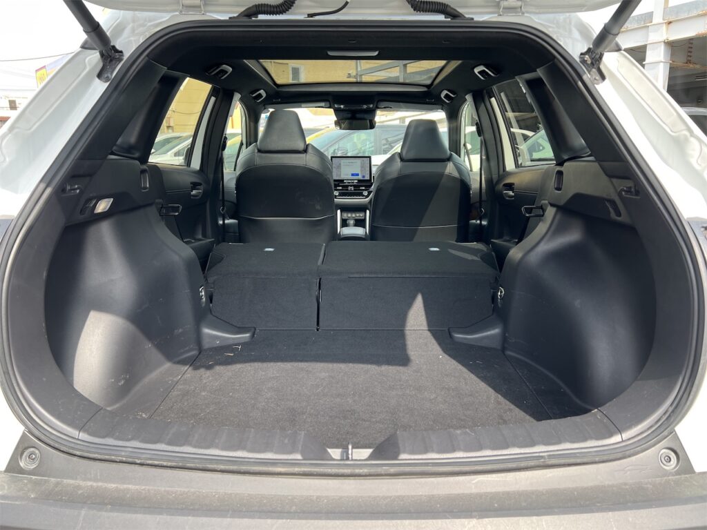 カローラクロス内装：ラゲージルームフラット状態