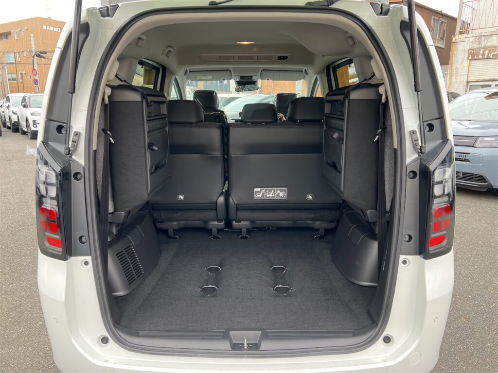 フリード内装（３列目格納時）