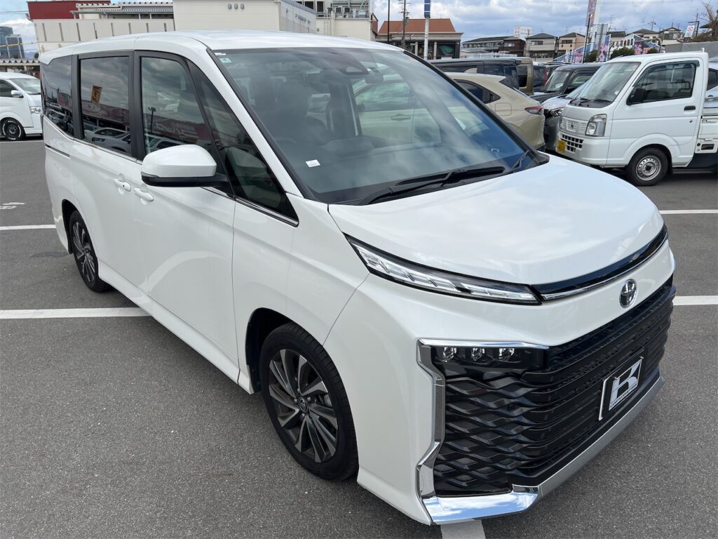 ヴォクシー外装：斜め正面