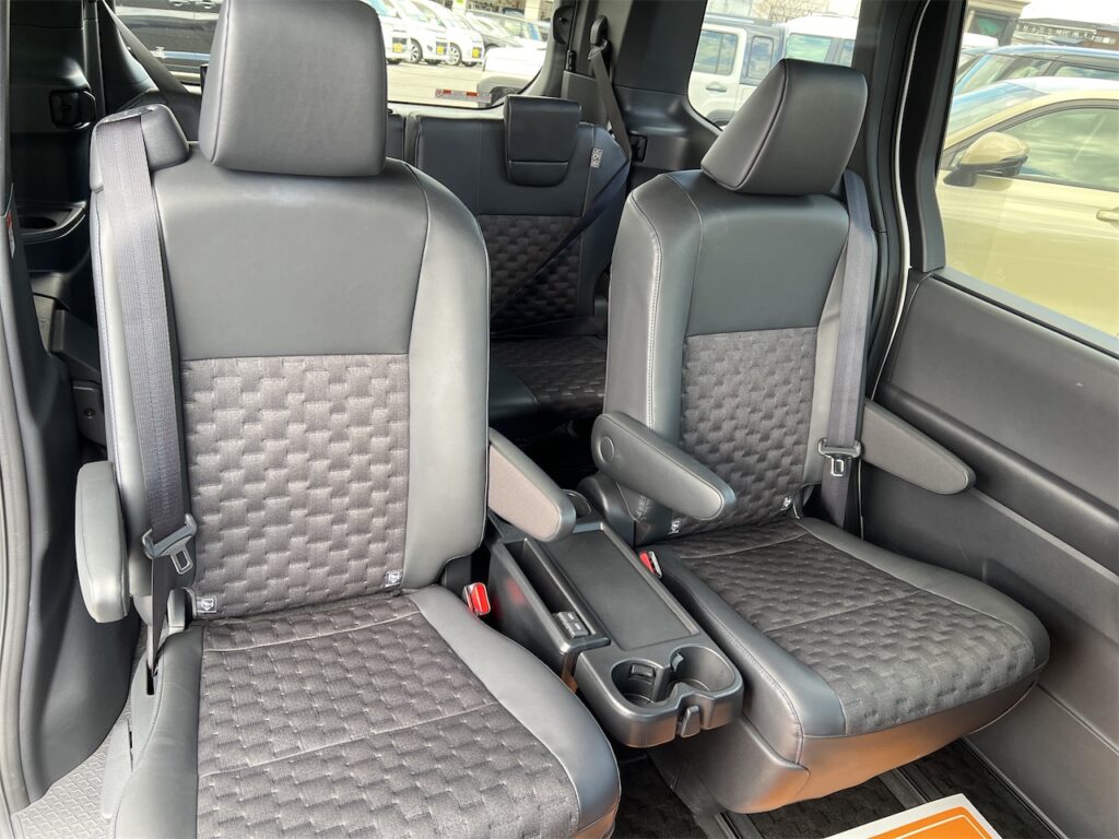 ヴォクシー内装：後部座席