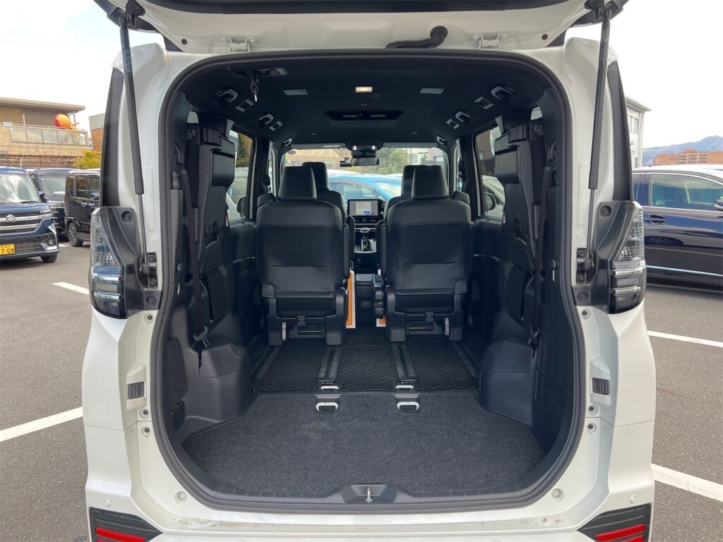 ヴォクシー内装：３列目シート跳ね上げ状態