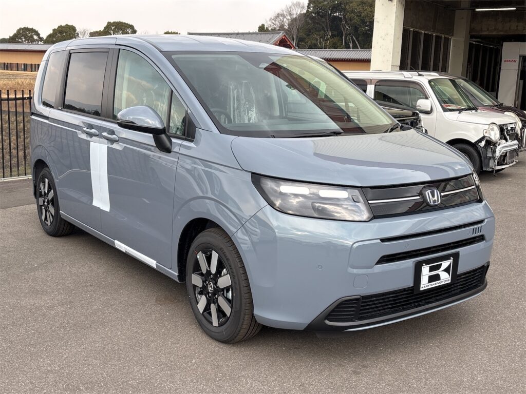 フリード外装：斜め正面