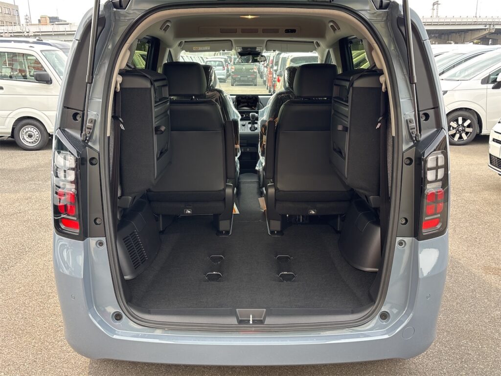 フリード内装：ラゲージルーム跳ね上げ状態