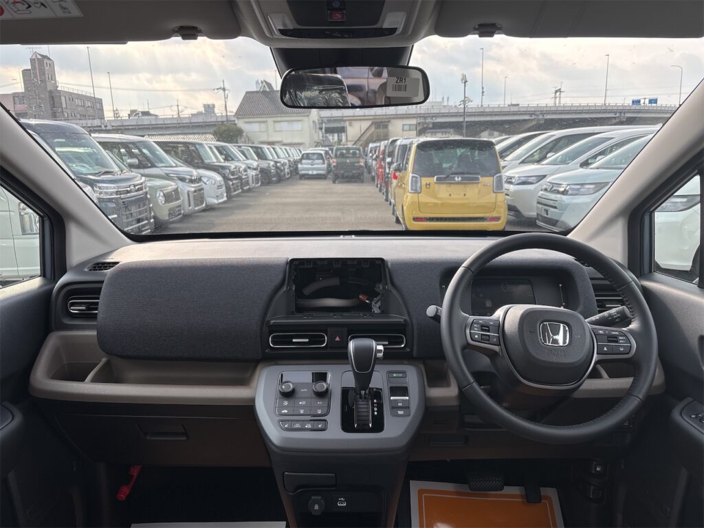 フリード内装：運転席