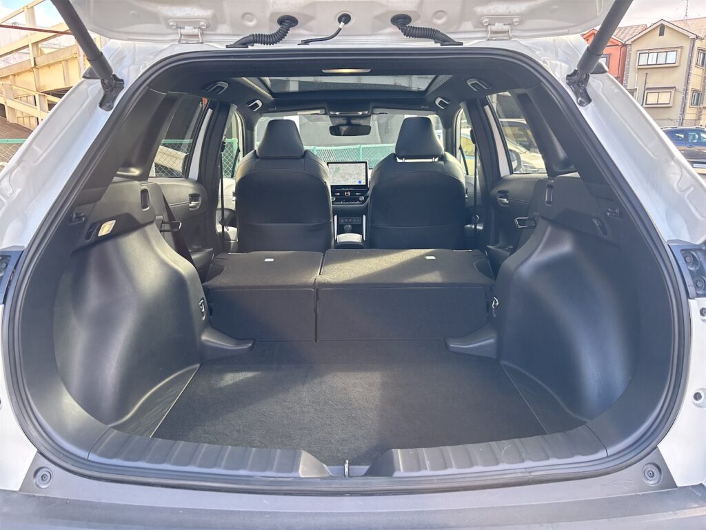 カローラクロス内装：ラゲージルームフラット状態