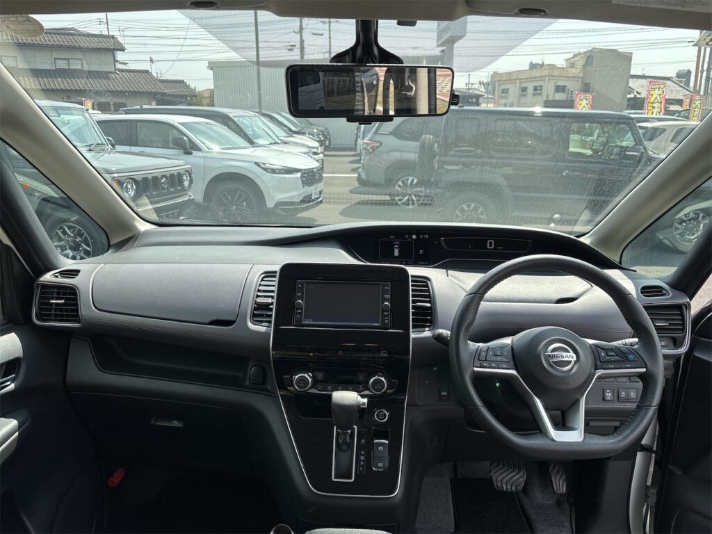 セレナ内装：運転席