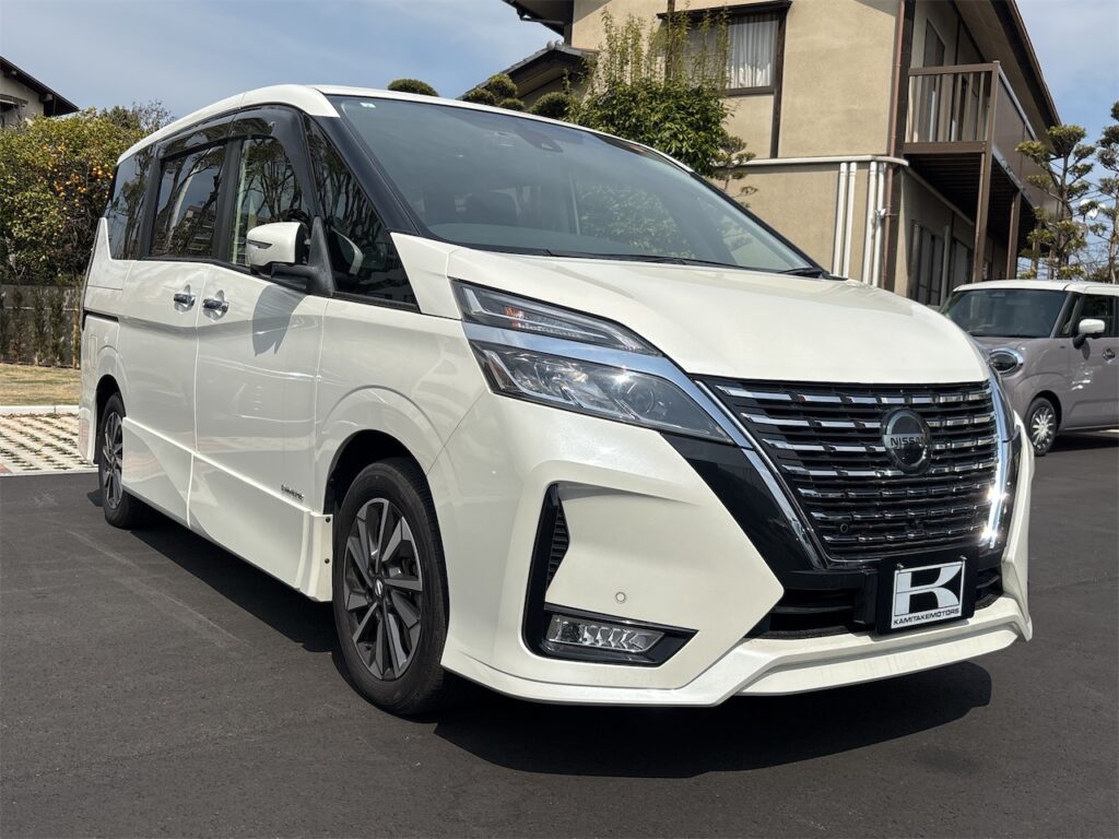 セレナ外装：斜め正面