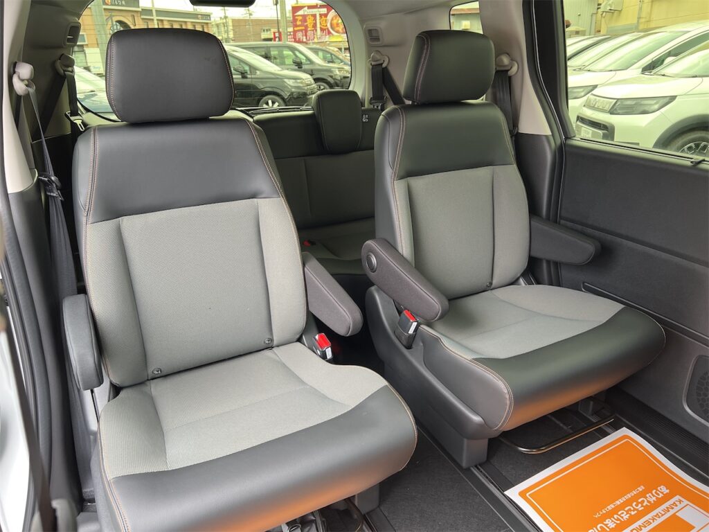 内装：後部座席