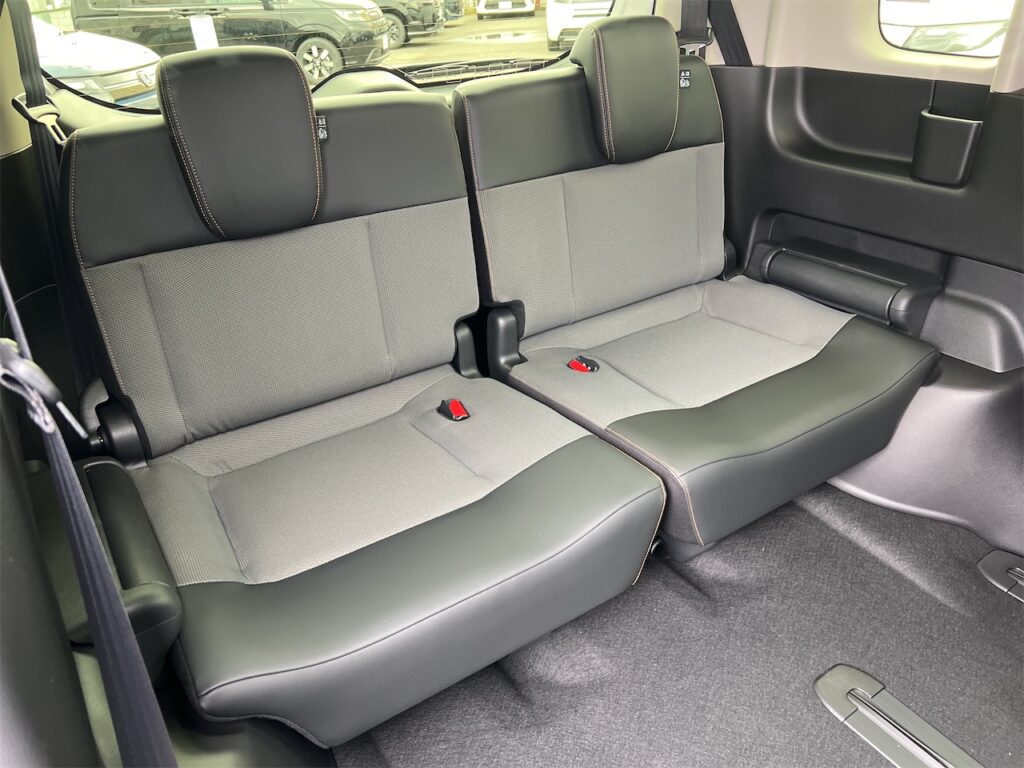 内装：三列目シート