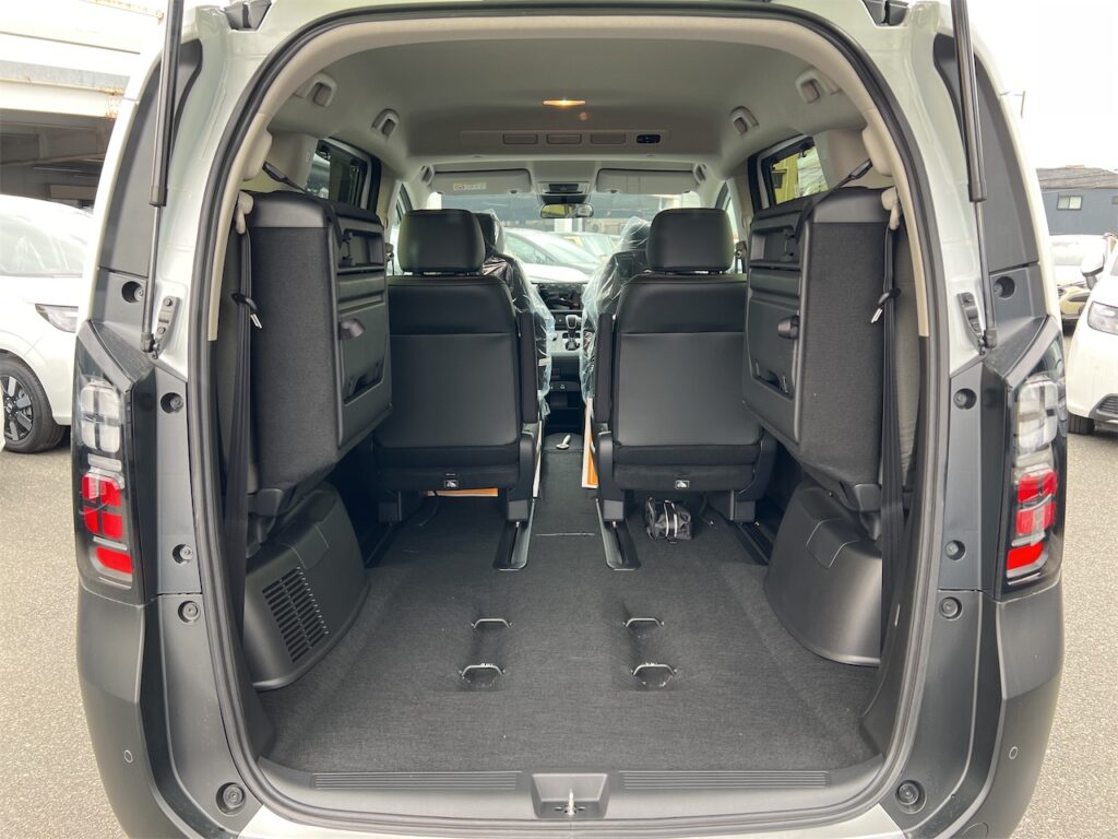 内装：ラゲージルーム跳ね上げ状態