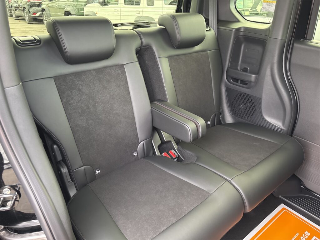 内装：後部座席