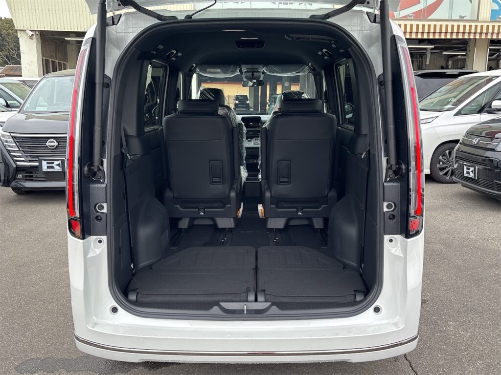 ステップワゴン外装：三列目収納時