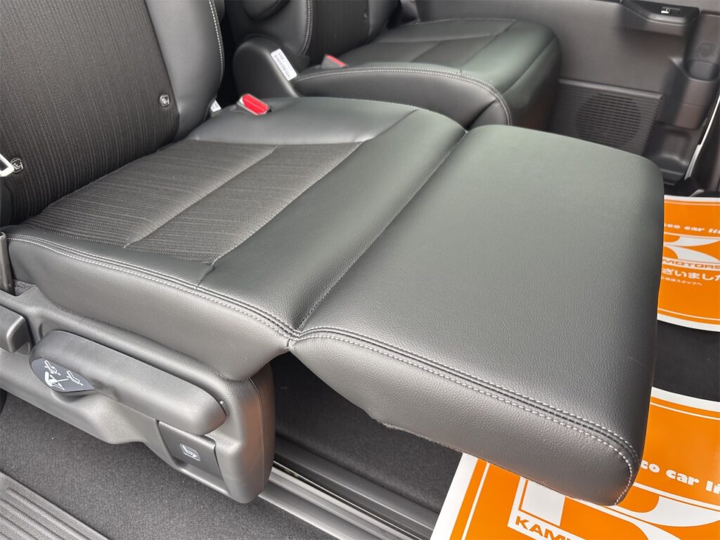 ステップワゴン内装：2列目シート（オットマン）