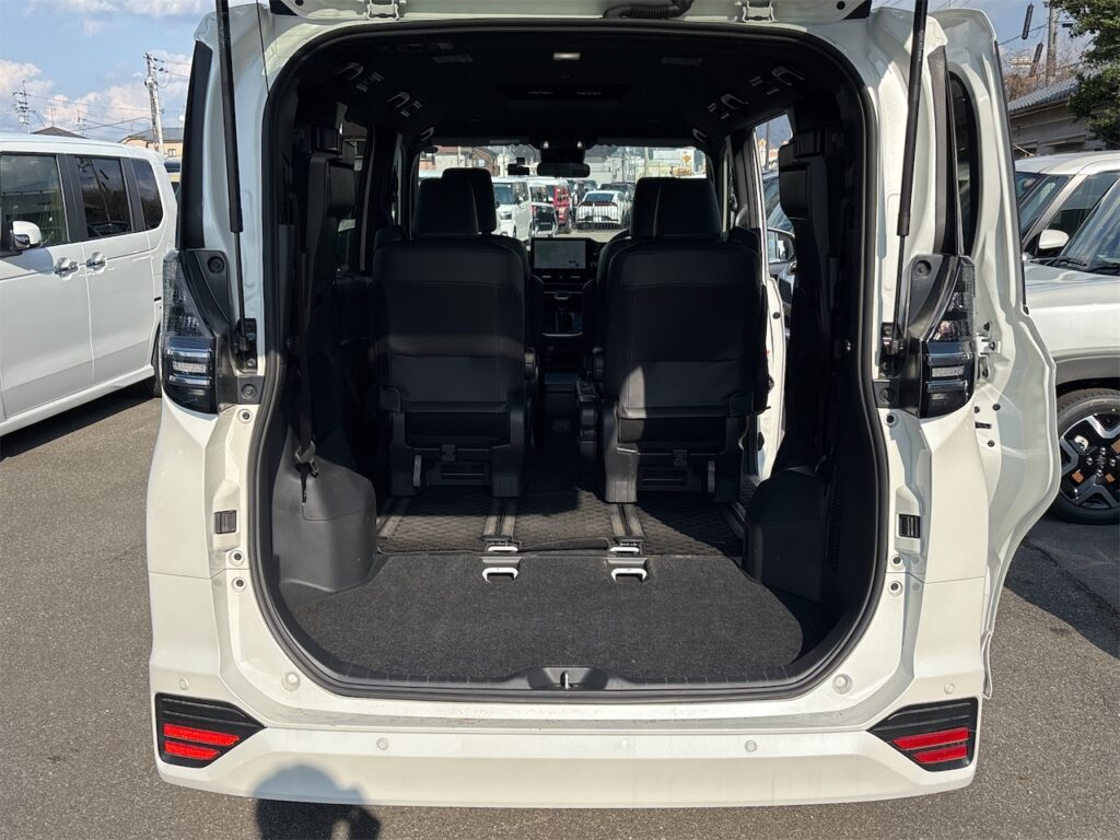 内装：ラゲージルーム跳ね上げ状態