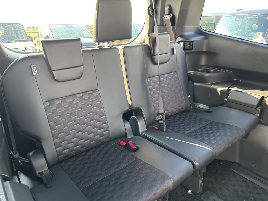 内装：３列目シート