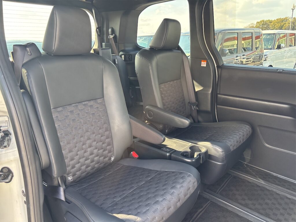 内装：後部座席