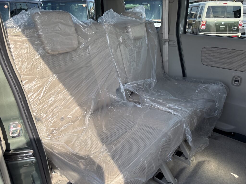 内装：後部座席