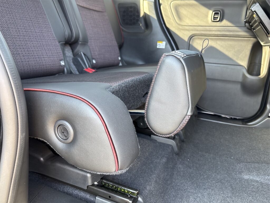 内装：後部座席　オットマン