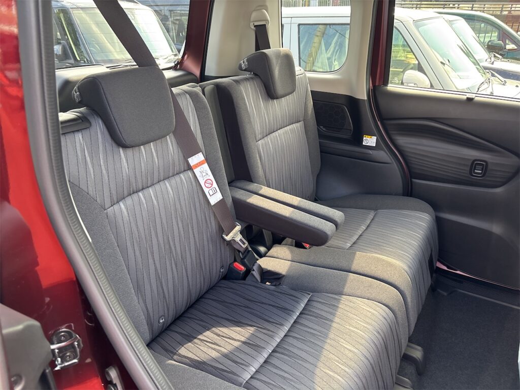 内装：後部座席