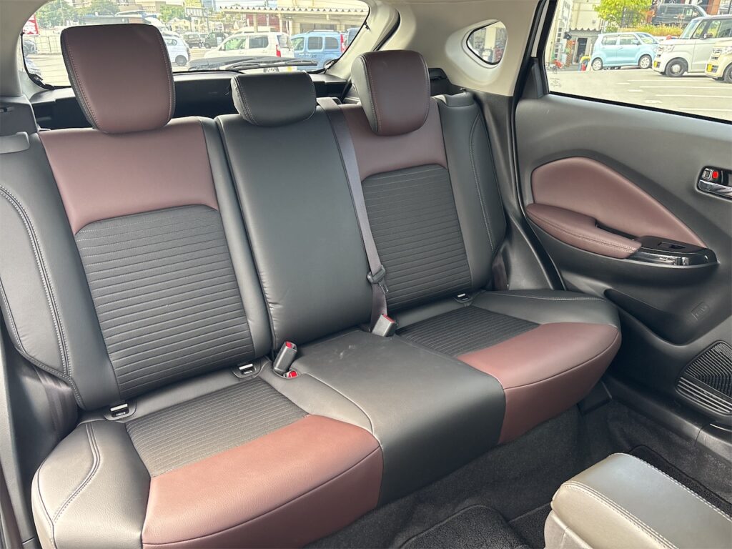 内装：後部座席