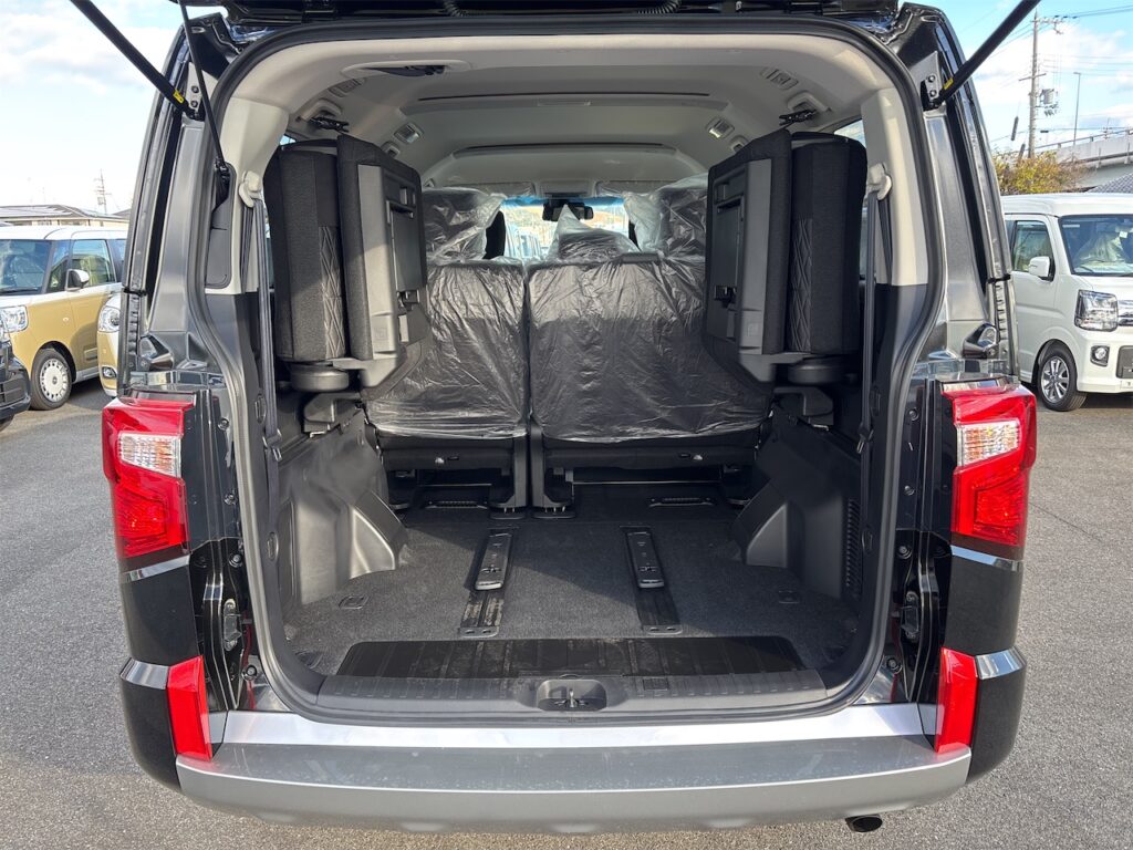 内装：ラゲージルーム跳ね上げ状態