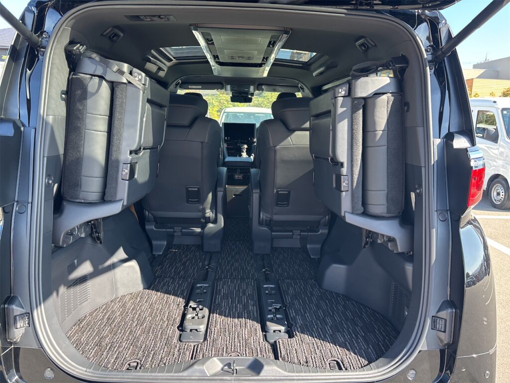 内装：ラゲージルーム跳ね上げ状態