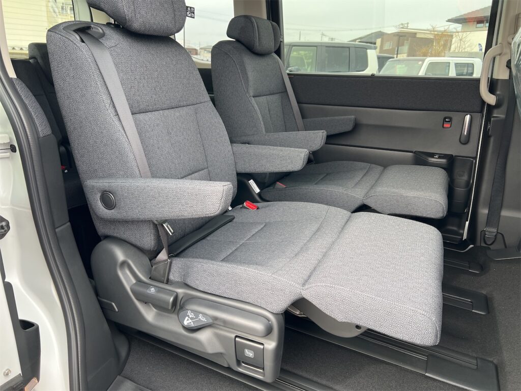 内装：後部座席