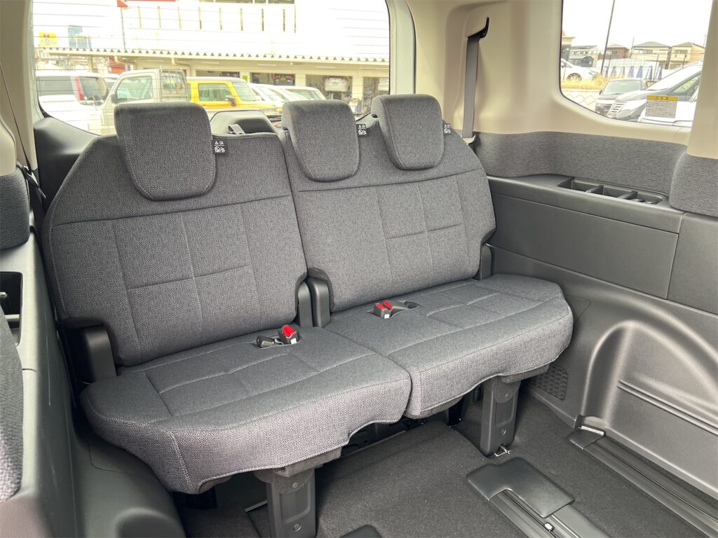 内装：三列目シート