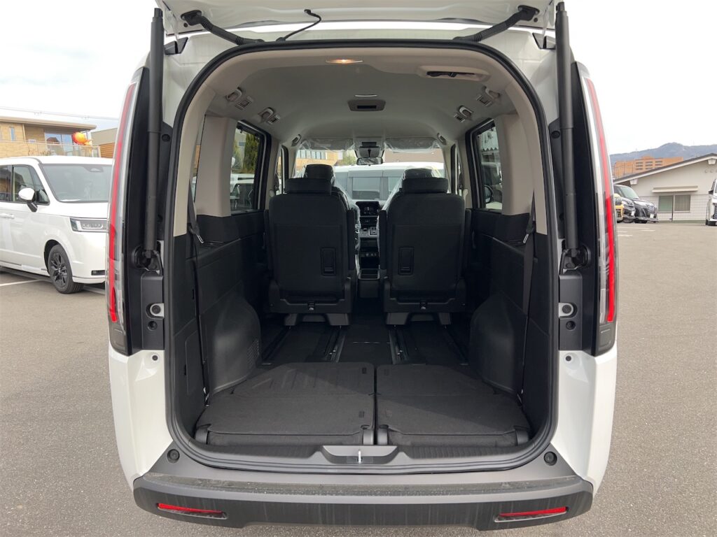 内装：ラゲージルームフラット状態