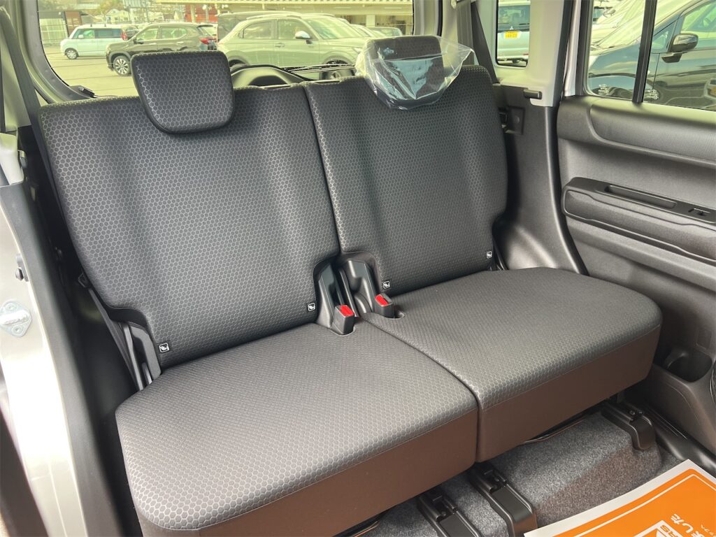 内装：後部座席