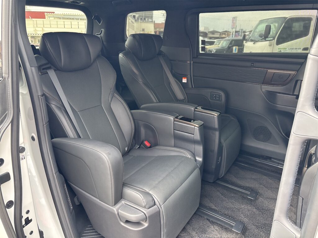 内装：後部座席