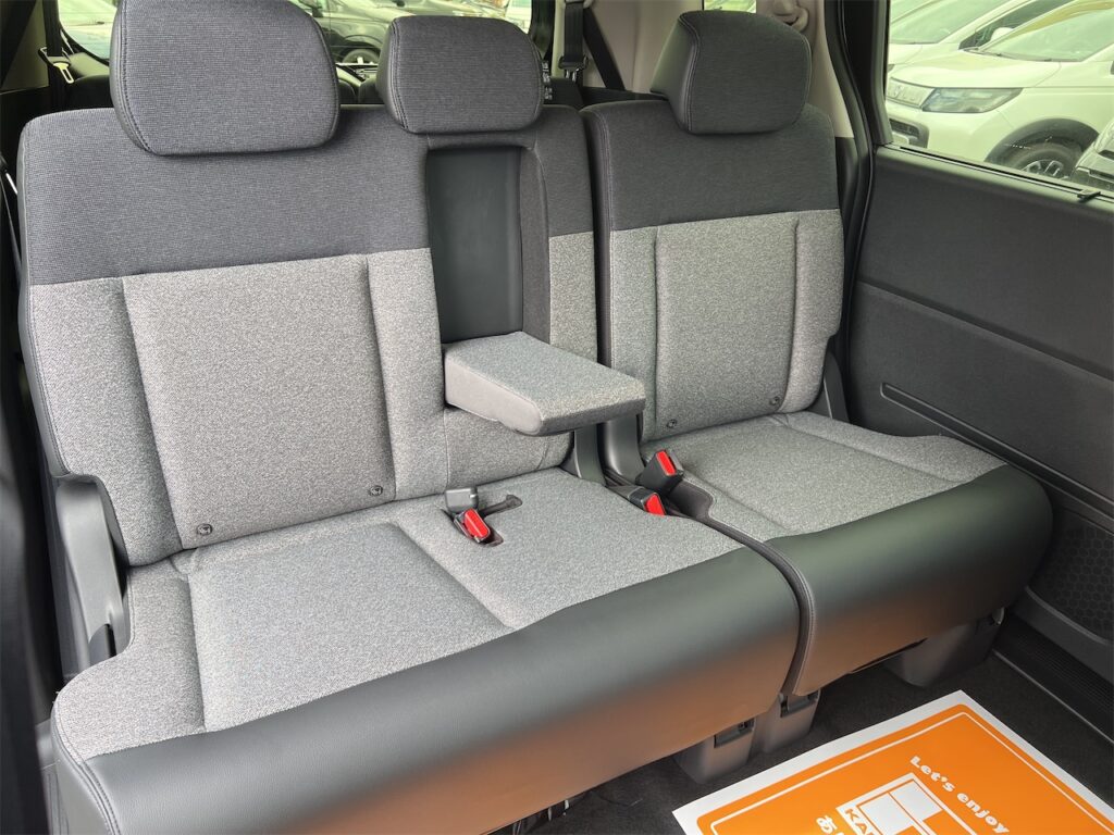 内装：後部座席