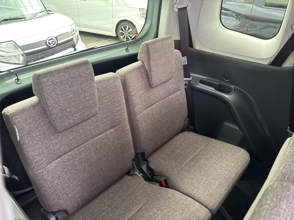 内装：三列目シート