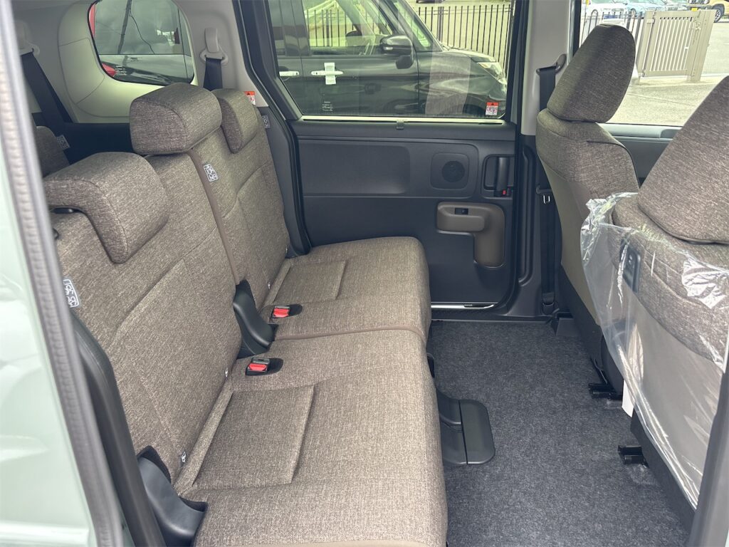 内装：後部座席