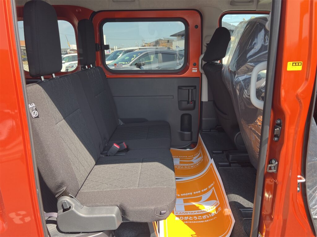 内装：後部座席