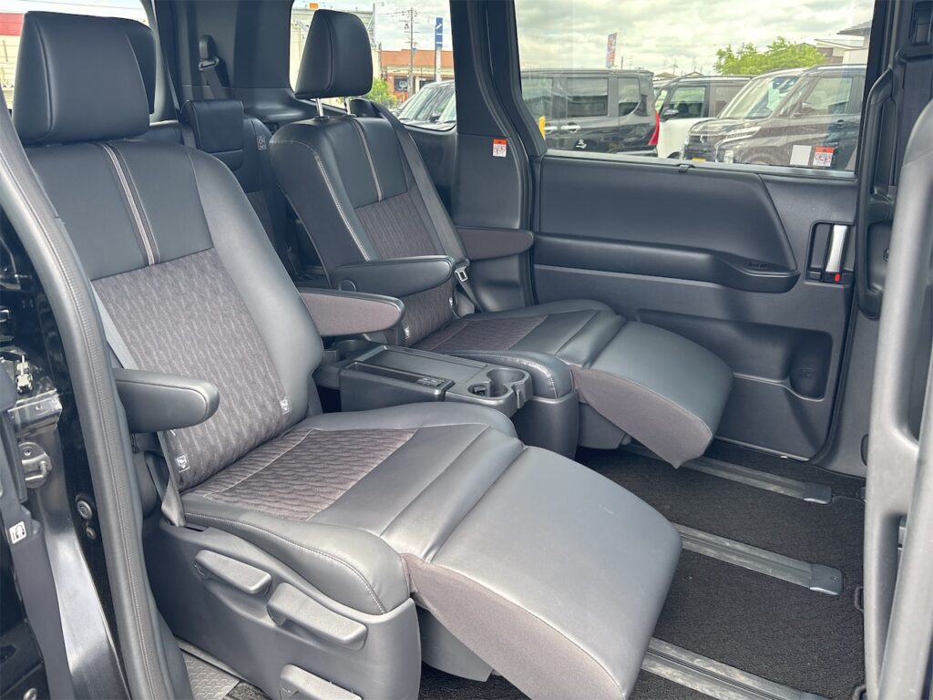 内装：後部座席