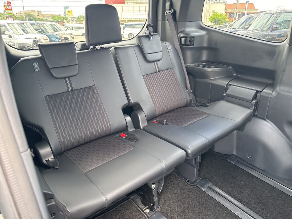 内装：三列目シート