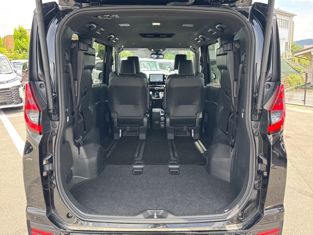 内装：ラゲージルーム跳ね上げ状態