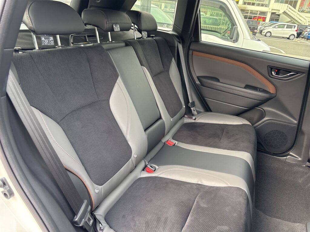 内装：後部座席