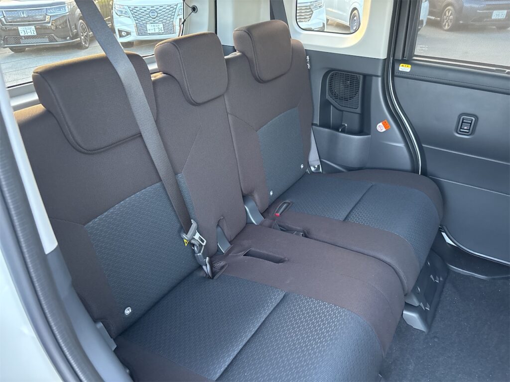 内装：後部座席