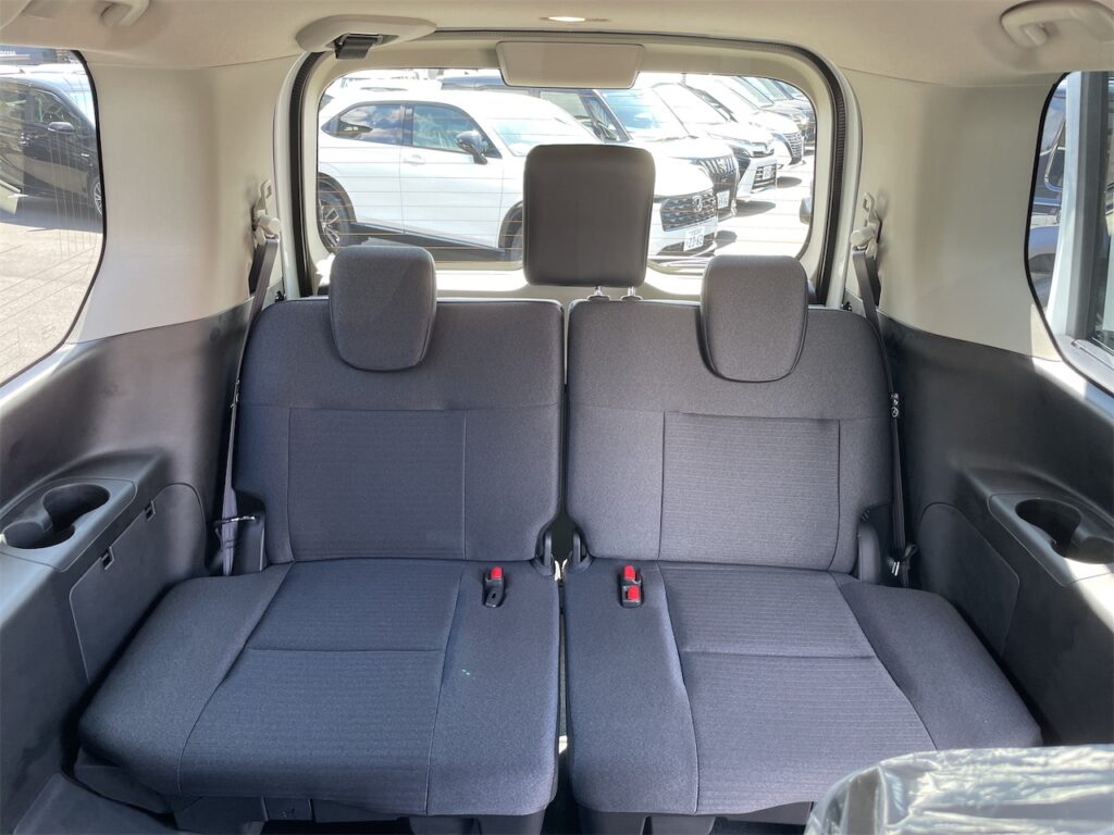 内装：三列目シート