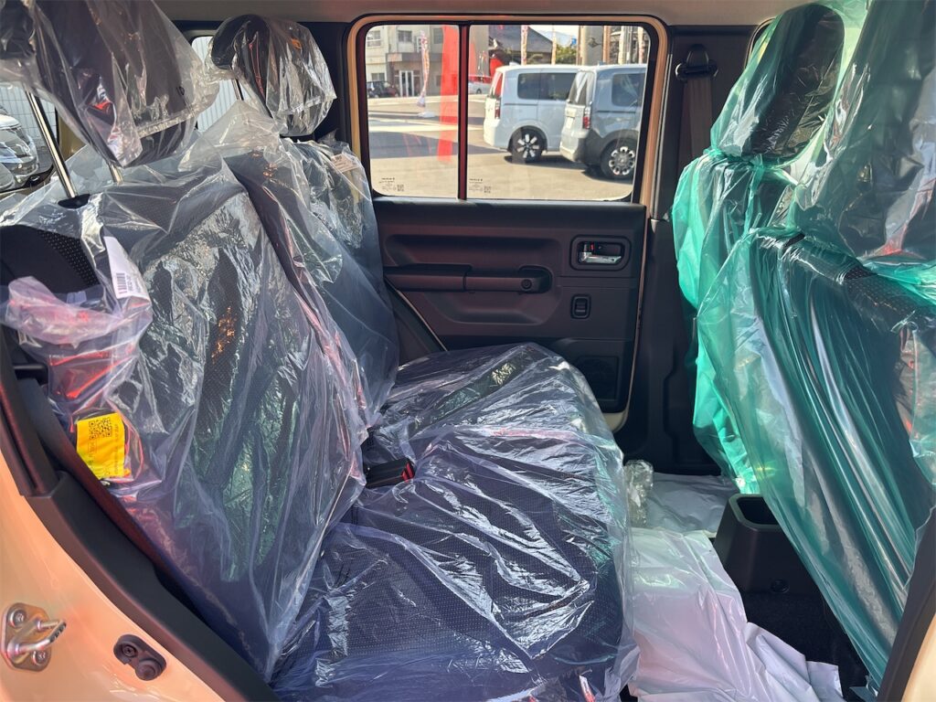 内装：後部座席