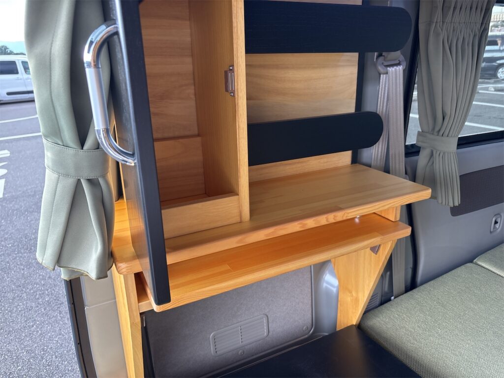 内装：車中泊仕様　棚