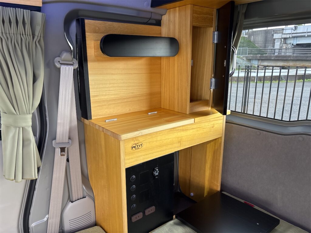 内装：車中泊仕様　サブバッテリー収納部